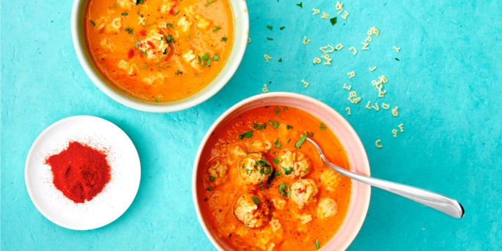 Soupe aux poivrons rouges, boulettes de poulet et pâtes alphabet